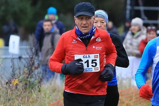 Silbermedaille für Heinz Schwarz bei der Cross DM in der M75 (Foto: Holger Teusch).
