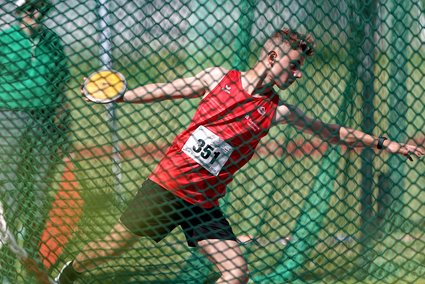 Ben Bartman ist mit der 1,5kg schweren Scheibe im Diskuswurf der MJ U18 inzwischen bei 36,59 Meter angekommen (Foto: Gantenberg).