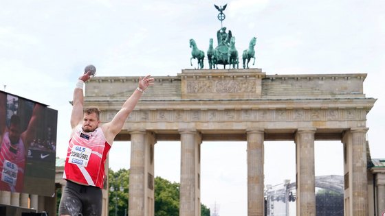 Gold im Kugelstoßen ging an Leon Schwöbel, der die Kugelstoßkonkurrenz mit seinem starken ersten Durchgang (18,76 Meter) für sich entschied (Foto: <a href="https://www.wolfgang-birkenstock.de/" target="_blank">Wolfgang Birkenstock</a>).