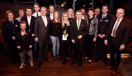 Siegerlächeln: Die Erst- bis Drittplatzierten der Landessportlerwahl freuen sich mit LSB-Vizepräsident Jochen Borchert (r.), LSB-Präsidentin Karin Augustin (4.v.r.), Lotto-Geschäftsführer Jürgen Häfner (6.v.r.) und Staatssekretär Randolf Stich (6.v.l.) über ihre Auszeichnung. Foto: LSB/B. Eßling