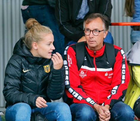 Sophia Junk (LG Rhein-Wied) mit ihrem Trainer Martin Schmitz (Foto: <a href="http://www.leichtathletik-foto.de/" target="_blank">Wolfgang Birkenstock</a>).